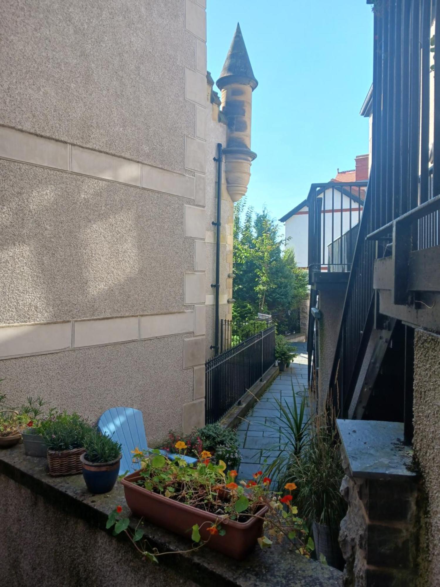 Bodlondeb Castle Bed & Breakfast { Central Llandudno} エクステリア 写真