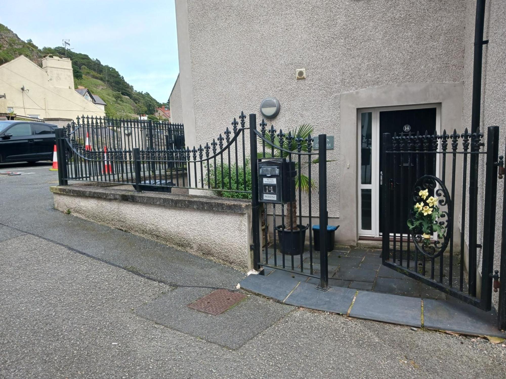 Bodlondeb Castle Bed & Breakfast { Central Llandudno} エクステリア 写真